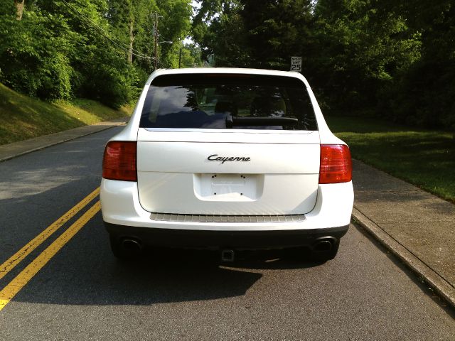 2004 Porsche Cayenne Base