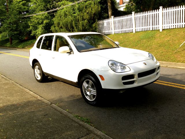 2004 Porsche Cayenne Base