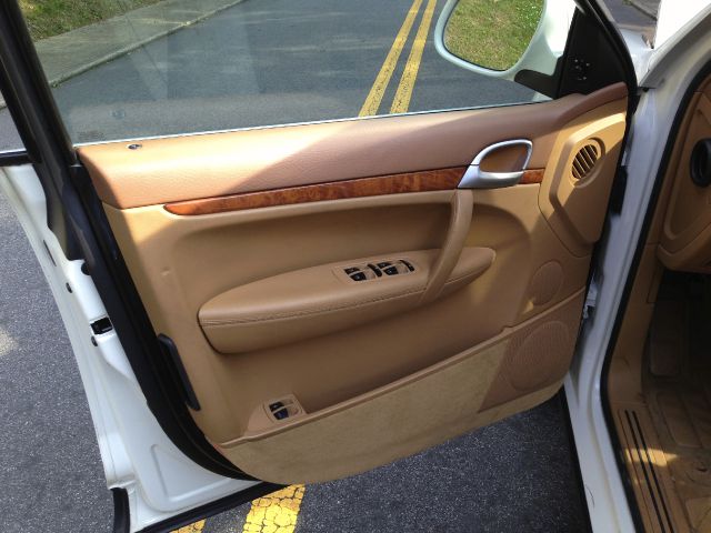 2004 Porsche Cayenne Base