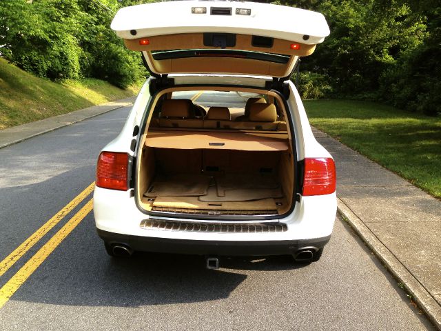 2004 Porsche Cayenne Base