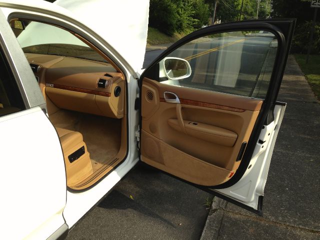 2004 Porsche Cayenne Base