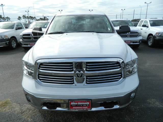 2014 RAM 1500 Crew Cab AWD, DVD, Navi, Rear Camera