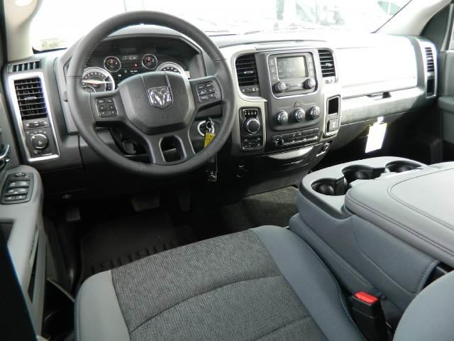 2014 RAM 1500 Crew Cab AWD, DVD, Navi, Rear Camera