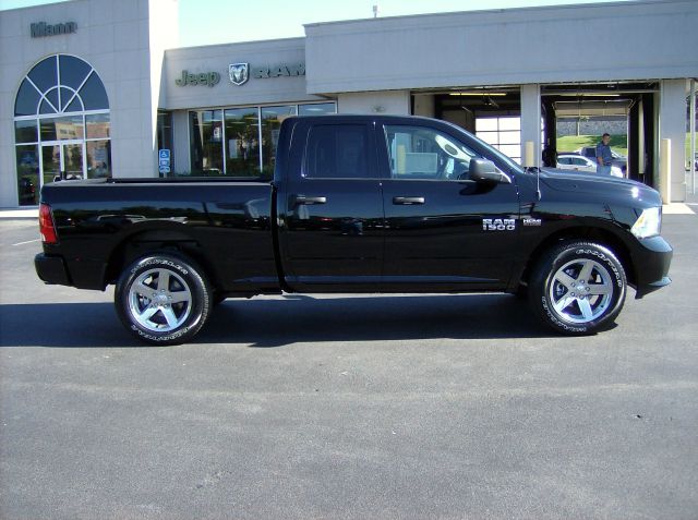 2013 RAM Ram Pickup XLT 4X4 W/third Row Seating