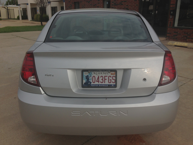2005 Saturn Ion LE - Like New Clean Title
