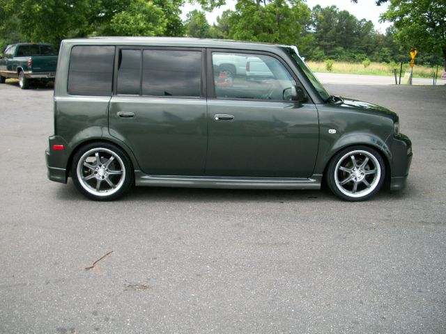 2005 Scion xB SW2