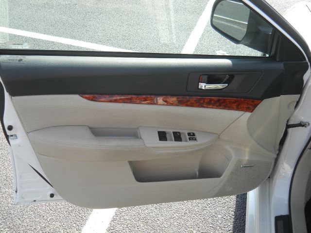 2010 Subaru Legacy LTZ 4X4 (marshalltown)