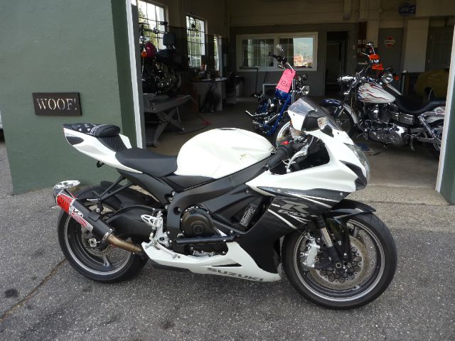 2011 Suzuki GSXR 600 1500 SLT Club Cab