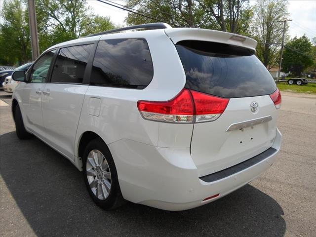 2011 Toyota Sienna SLT 25