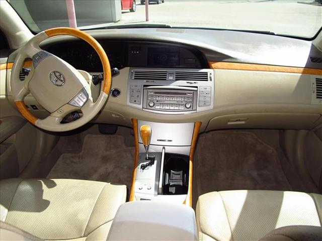 2005 Toyota Avalon GXE Sedan 4D