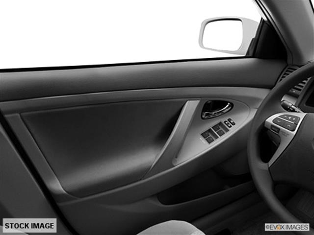 2011 Toyota Camry 2011 Nissan Juke SV