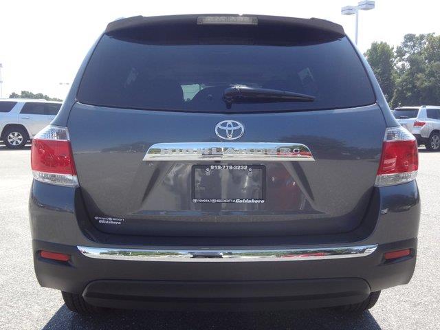 2013 Toyota Highlander 2010 Nissan XE