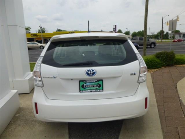 2012 Toyota Prius v R1