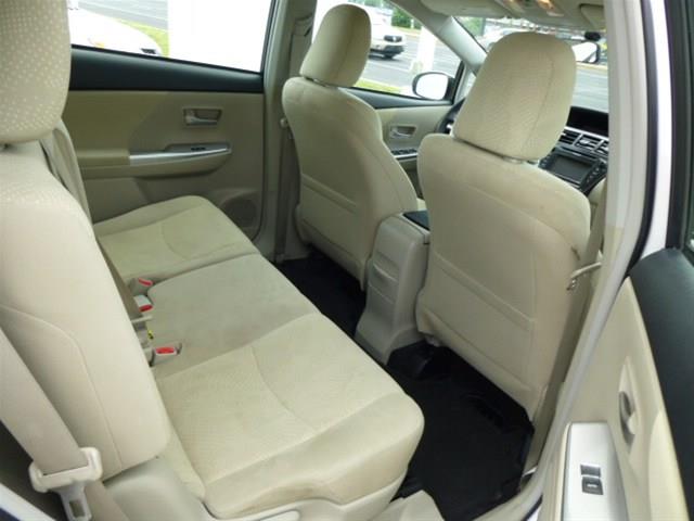 2012 Toyota Prius v R1