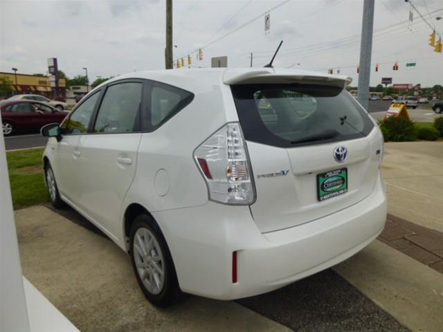 2012 Toyota Prius v R1