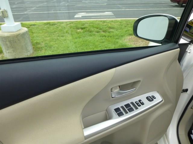 2012 Toyota Prius v R1