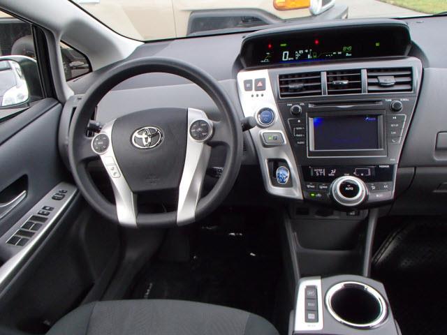 2013 Toyota Prius v G 15