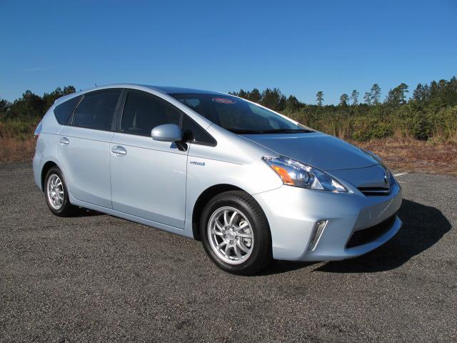 2013 Toyota Prius v G 15