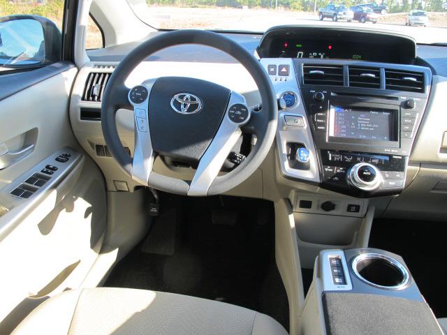 2013 Toyota Prius v G 15