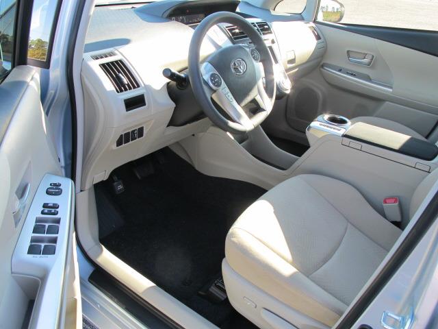 2013 Toyota Prius v G 15