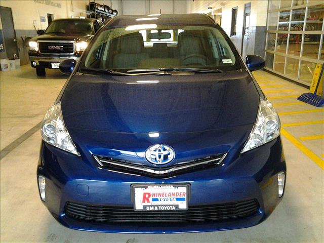 2013 Toyota Prius v G 15