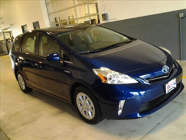 2013 Toyota Prius v G 15