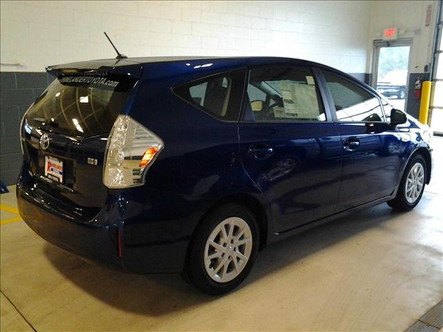 2013 Toyota Prius v G 15