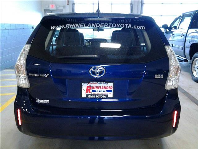 2013 Toyota Prius v G 15