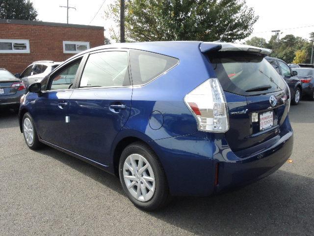 2014 Toyota Prius v G 15