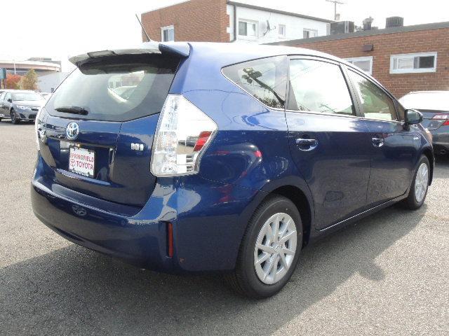 2014 Toyota Prius v G 15