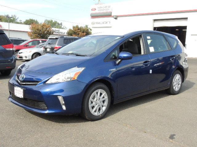 2014 Toyota Prius v G 15