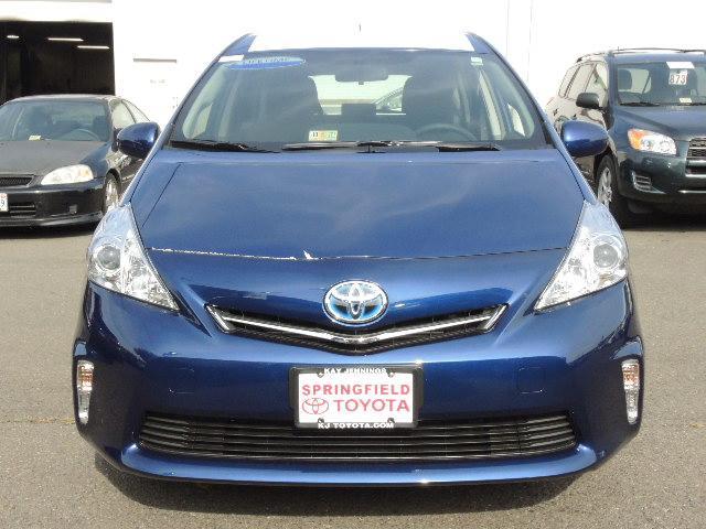 2014 Toyota Prius v G 15