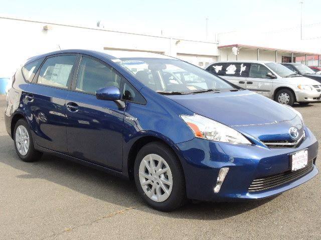 2014 Toyota Prius v G 15