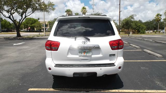 2011 Toyota Sequoia T6 AWD Leather Moonroof Navigation