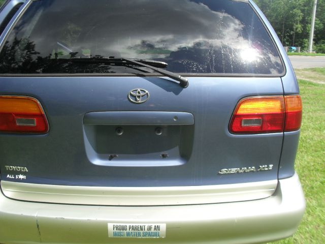 1998 Toyota Sienna LE - 4x2