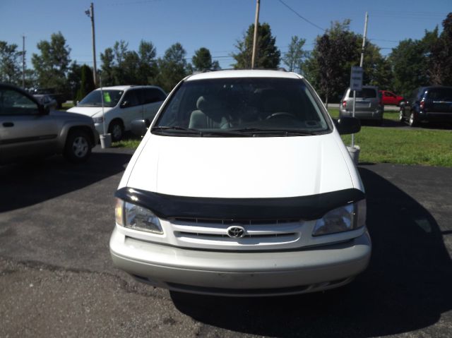 1998 Toyota Sienna SEL Sport Utility 4D