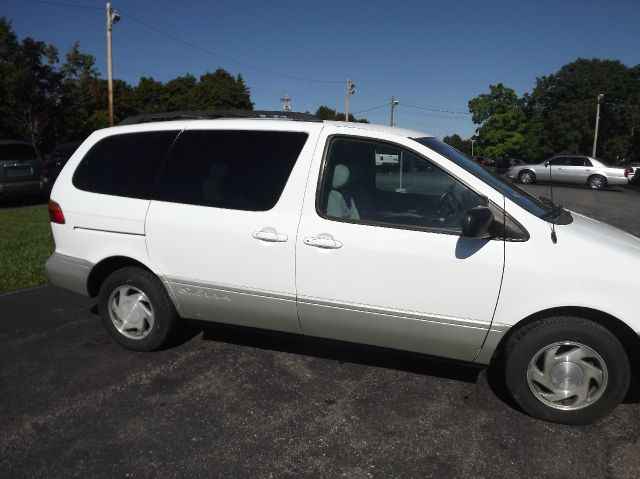 1998 Toyota Sienna SEL Sport Utility 4D
