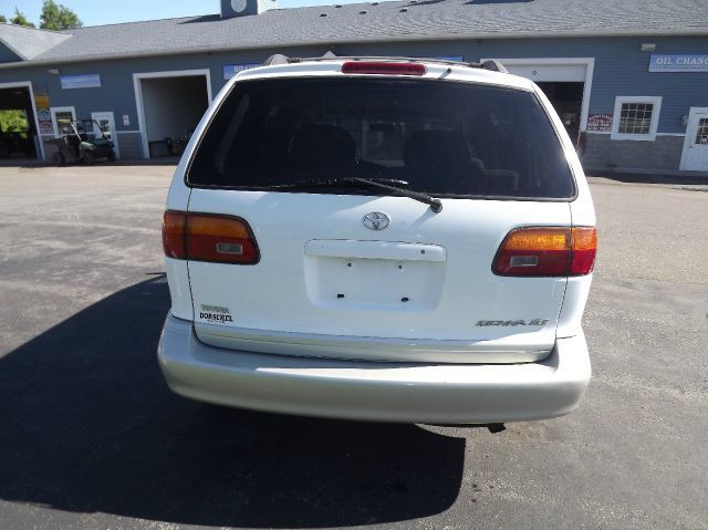 1998 Toyota Sienna SEL Sport Utility 4D