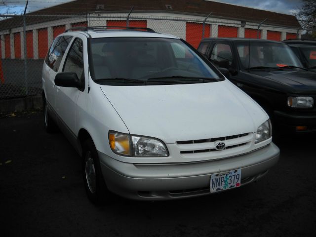1998 Toyota Sienna LE - 4x2