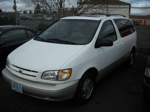 1998 Toyota Sienna LE - 4x2