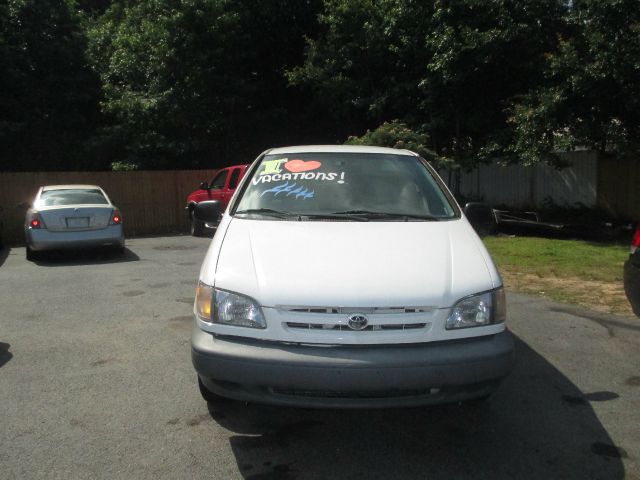 1998 Toyota Sienna LE - 4x2