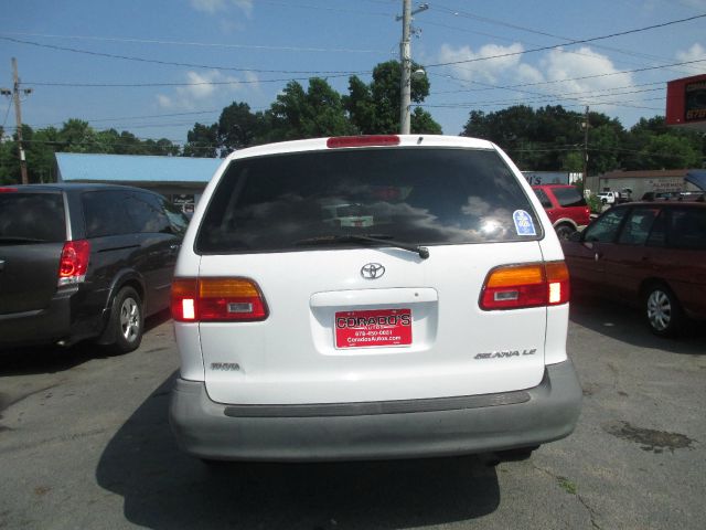 1998 Toyota Sienna LE - 4x2