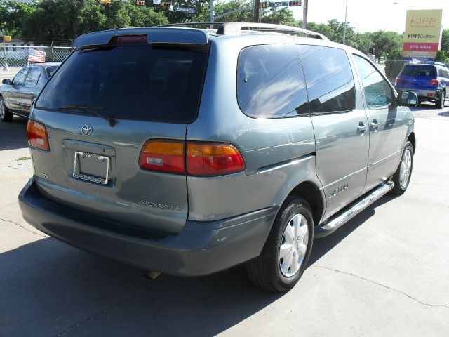 1998 Toyota Sienna SEL Sport Utility 4D