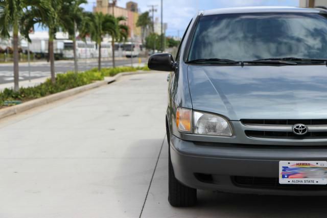 1998 Toyota Sienna SEL Sport Utility 4D