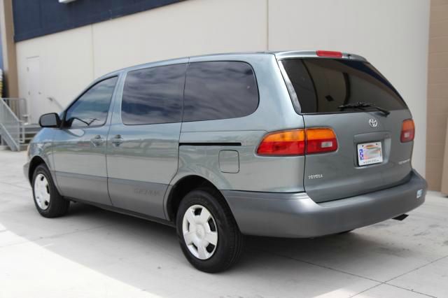 1998 Toyota Sienna SEL Sport Utility 4D