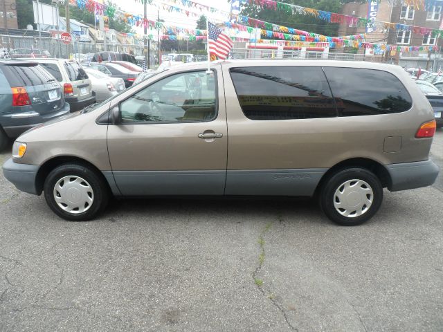 1999 Toyota Sienna Custom Super Clean WITH LOTS OF TOYS