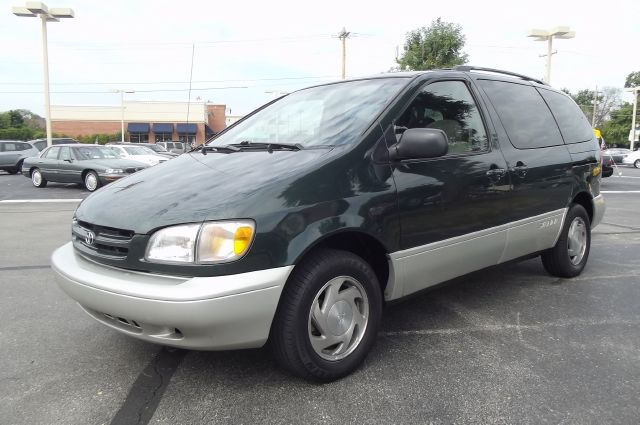 1999 Toyota Sienna SEL Sport Utility 4D