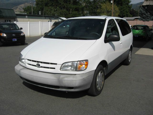 1999 Toyota Sienna SEL Sport Utility 4D