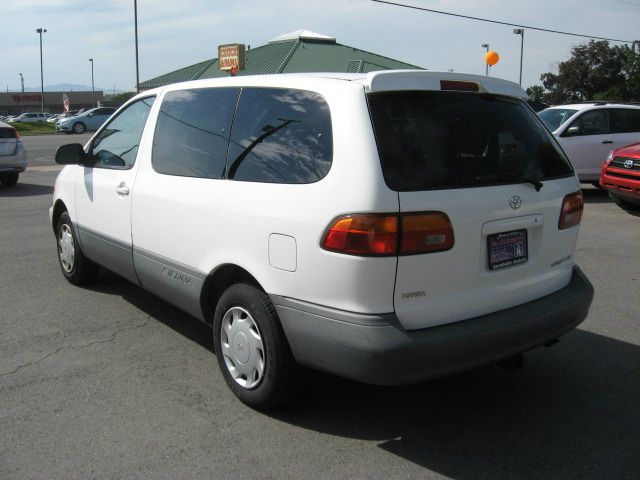 1999 Toyota Sienna SEL Sport Utility 4D