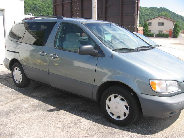 1999 Toyota Sienna SEL Sport Utility 4D
